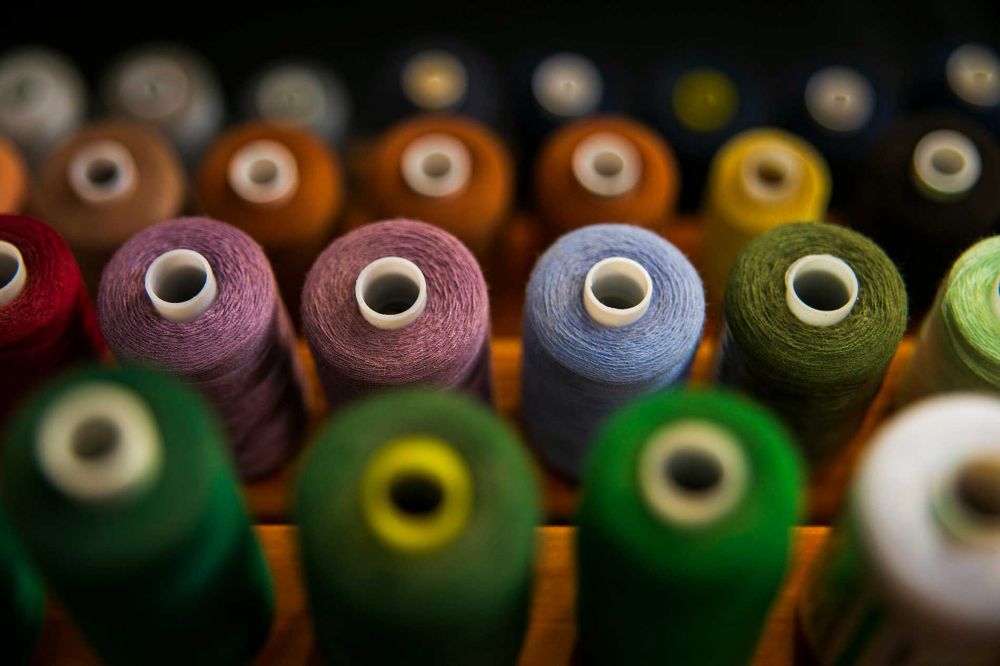 A pesar de la desarticulación de la industria textil tras la dictadura, para el profesor Uchile, lo textil no era una dimensión impostada, importada. Es de la cultura chilena ser textiles, el cual empieza a reflotar con todo un movimiento juvenil muy interesante  que se pregunta por la identidad.